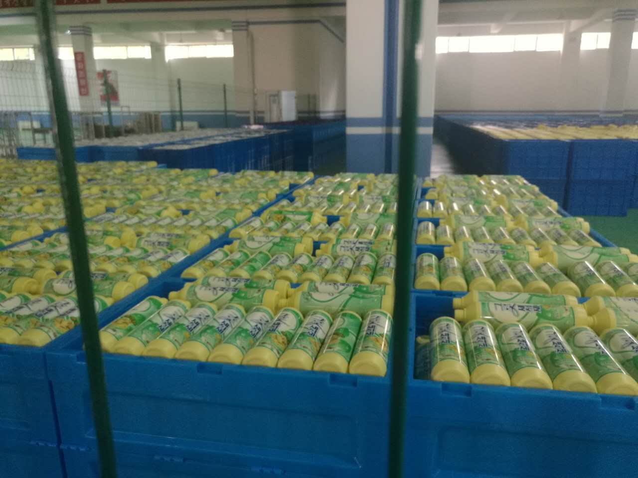 周轉(zhuǎn)箱堆放洗潔精現(xiàn)場圖 周轉(zhuǎn)箱堆放洗潔精現(xiàn)場圖