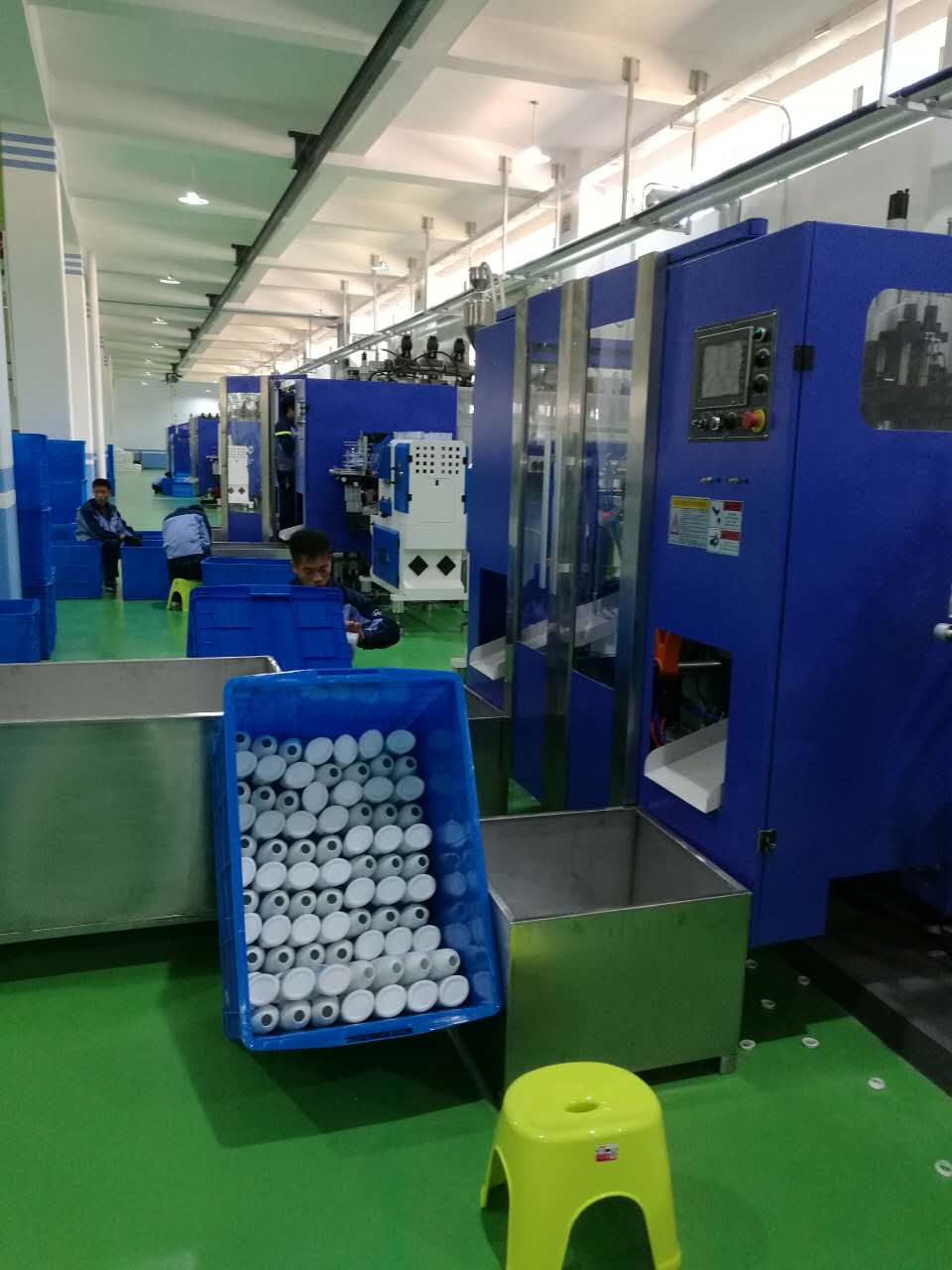 周轉(zhuǎn)箱生產(chǎn)現(xiàn)場圖 周轉(zhuǎn)箱生產(chǎn)現(xiàn)場圖