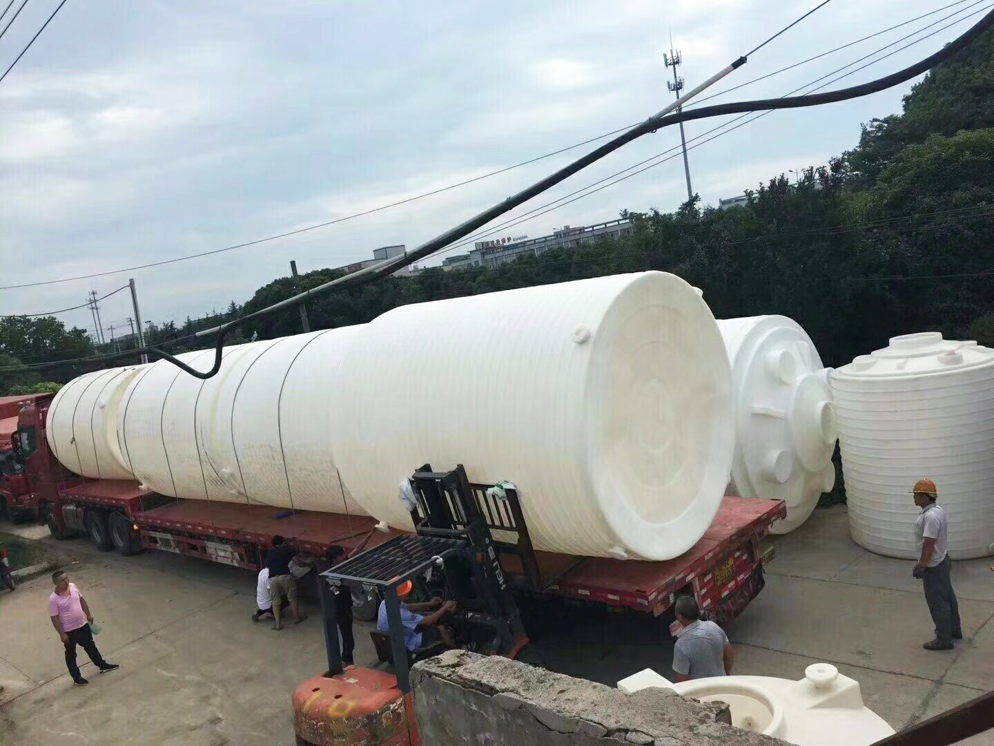 林輝塑業(yè)塑料儲罐裝貨現(xiàn)場.jpg 林輝塑業(yè)塑料儲罐裝貨現(xiàn)場.jpg