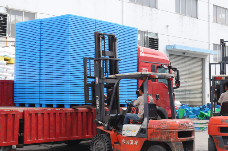 塑料托盤(pán)廠家裝車(chē)發(fā)貨