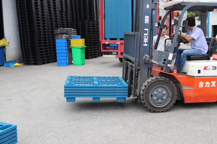 塑料托盤叉車裝貨 塑料托盤叉車裝貨