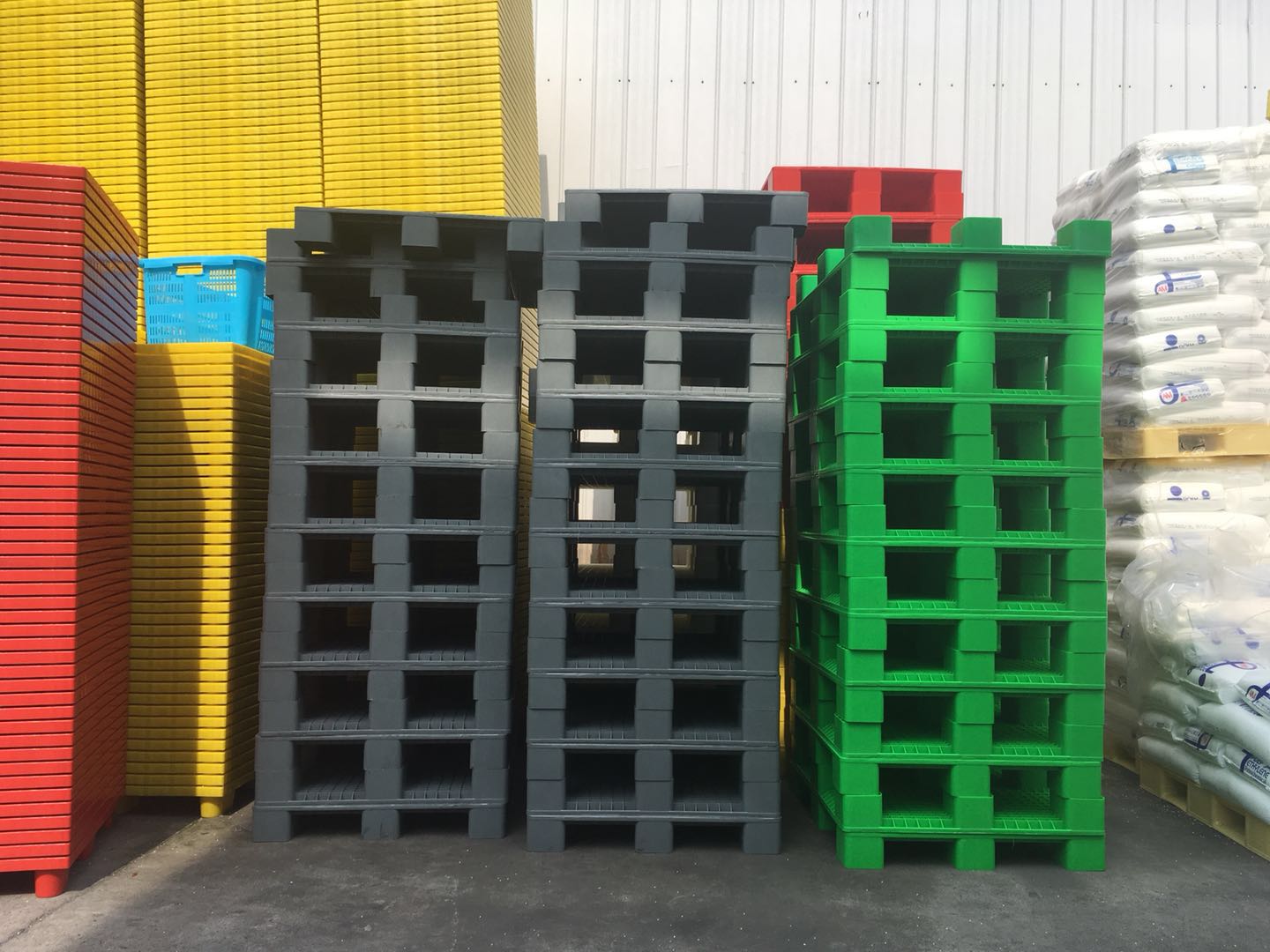 多彩的塑料托盤兄弟們，這些照片很靚！