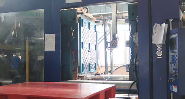 塑料托盤是這樣生產(chǎn)的，工廠師傅告訴你！