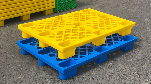 今天就來(lái)夸夸九腳塑料托盤廠家！