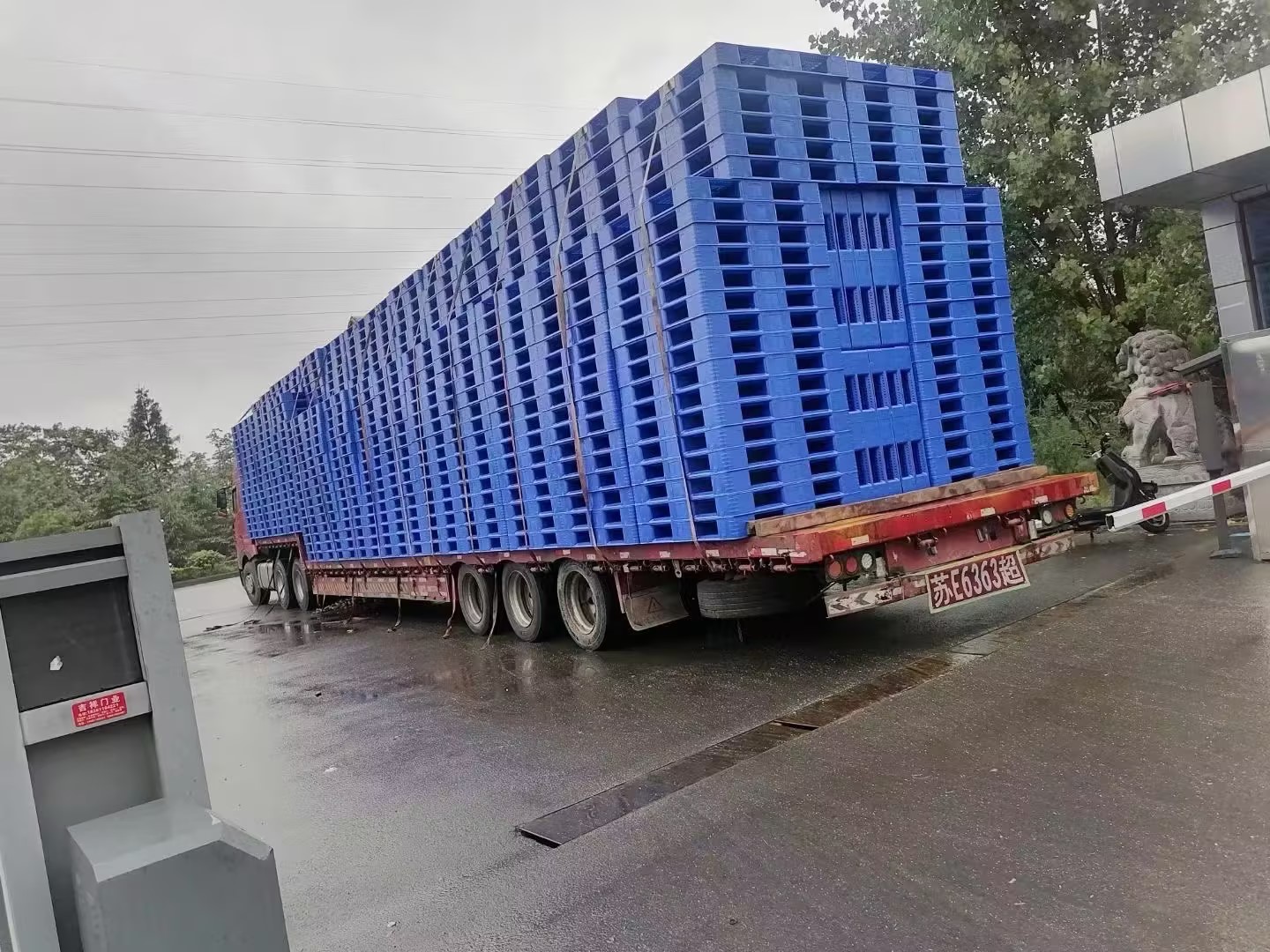 2025全國(guó)傳統(tǒng)工業(yè)電商物流塑料托盤：產(chǎn)業(yè)鏈融合下的標(biāo)準(zhǔn)化、智能化與綠色革命